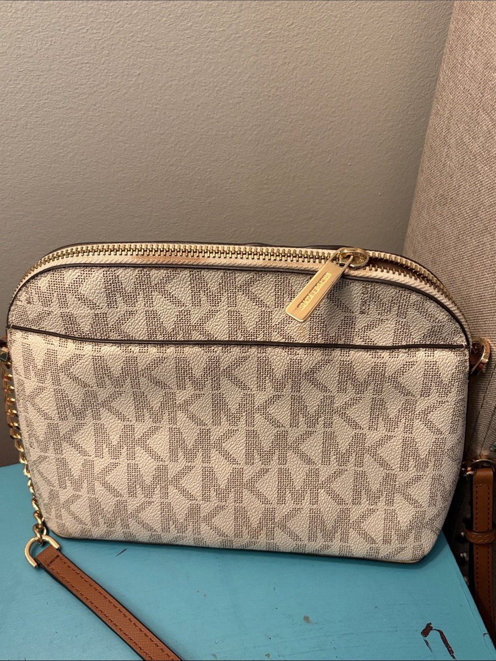 Michael Kors Cindy dome Cream & Beige MK Logo Crossbody Gold Chain Leather - Picture 3 of 12